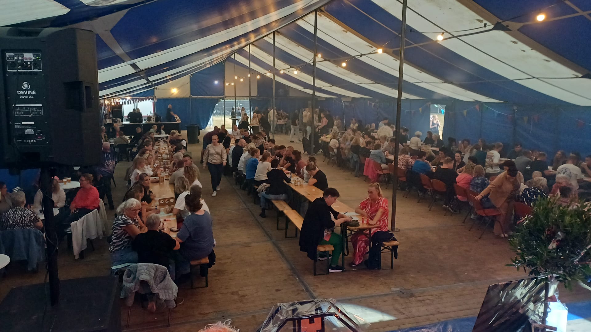 Erik van der Veen tijdens een optreden met microfoon in zwart overhemd